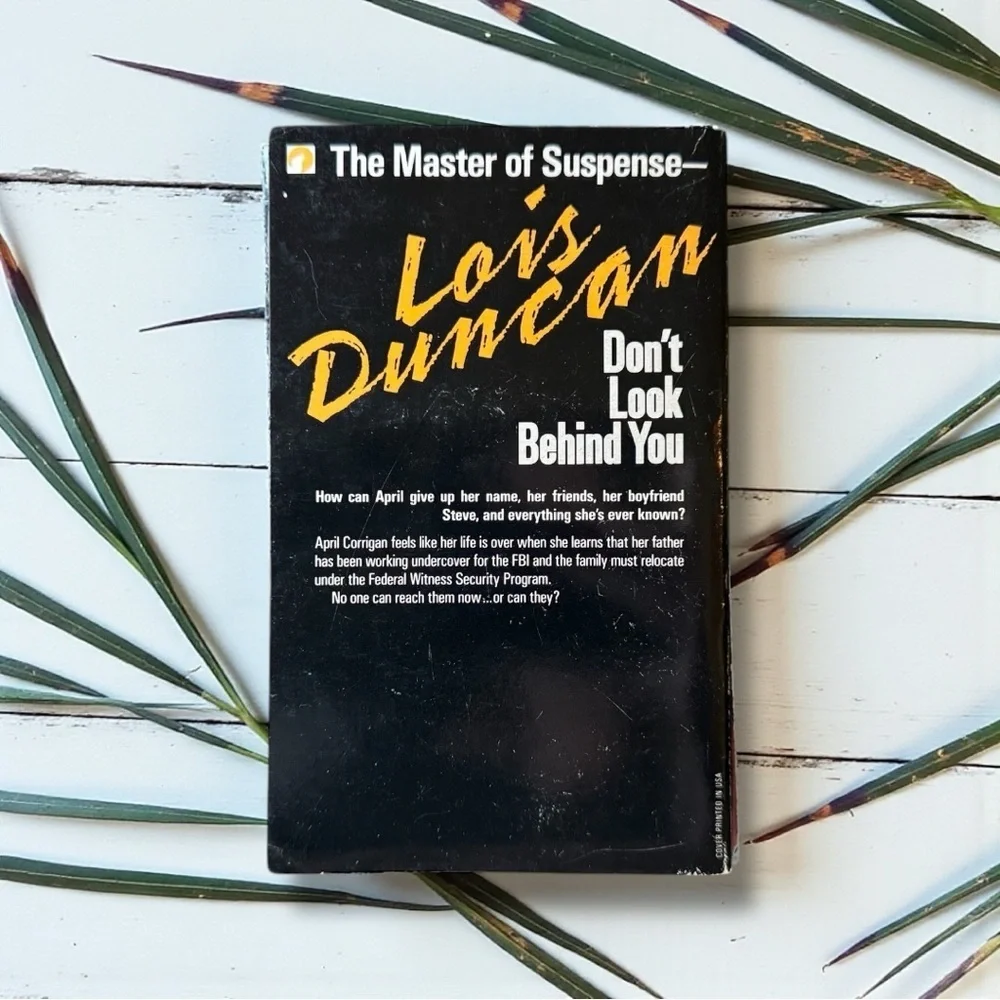 Vintage Paperback Thriller – Don’t Look Behind You by Lois Duncan